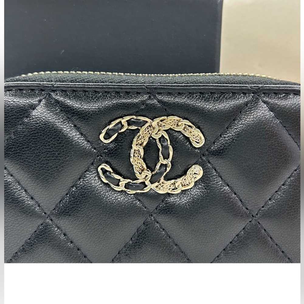 Chanel zippered interlocking CC lambskin zip around coin pouch card holder - Picture 10 of 10